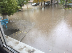 Водители и пешеходы ушли в глубокие заплывы на дорогах Волгограда