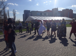 Молодожены из Волгограда после обручения вышли на зарядку