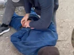 Лицом в асфальт уложили волгоградца сотрудники ФСБ: видео задержания