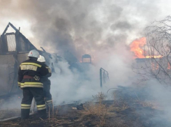 Киоски рядом с парковкой загорелись на юге Волгограда: очевидцы