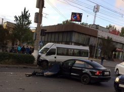 Авария в Волгограде: междугородняя маршрутка врезалась в иномарку и столб