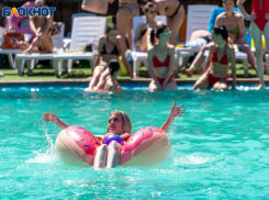 Домой никто не отпустит: волгоградцы признались, что им тяжело работать в жару