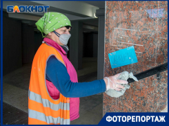 Безликая серость: в центре Волгограда при ремонте перехода закрасили мозаики
