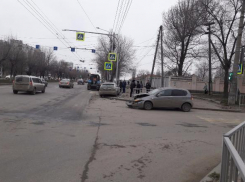 Иномарка влетела в остановку с людьми после ДТП в Волгограде