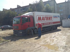 На севере Волгограда грузовик «Магнита» застрял в грязи