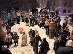 «Мы на большом сугробе, кто не пришел — лохи»: знаменитая московская снежная дюна переехала на тусовку в Волгоград