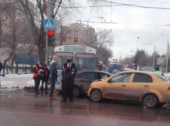 На севере Волгограда столкнулись троллейбус и три иномарки