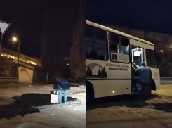 Волгоградцы сняли на видео водителя городского автобуса, крадущего с остановки свежий асфальт