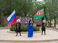 В центре Волгограда прошла акция в честь дня рождения лидера Азербайджана 