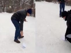 Врач волжской больницы провел прием ребенка с подозрением на острый аппендицит на морозе: уличный осмотр попал на видео