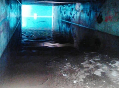 Подземный переход на западе Волгограда затопило после жуткого ливня