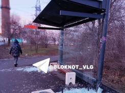 Вандалы разбили остановку в новогоднюю ночь на севере Волгограда