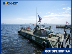 Танцы у пояса смертника: «Сплав Памяти» на набережной Волгограда в объективе фотографа