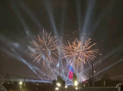 На Мамаевом кургане волгоградцы насладились красочным салютом: видео