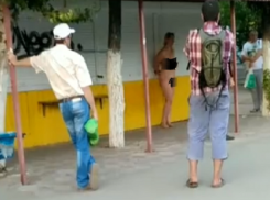 Женщина под веществами устроила стриптиз на западе Волгограда