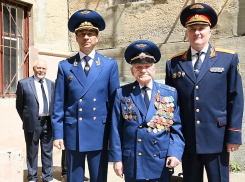 Военный оркестр устроил концерт у дома 100-летнего ветерана Георгия Рогова в Волгограде