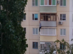 На видео попало падение пенсионера с балкона четвертого этажа в Камышине