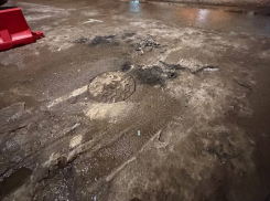 «Оставили помои»: очевидцы возмутились канализационной прочисткой в центре Волгограда 