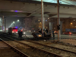 Ночная авария с «пятнадцатой» и столбом в центре Волгограда попала на видео