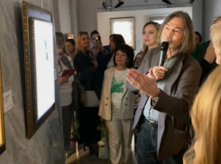 Знаменитый художник Никас Сафронов с сыном приехали на открытие выставки в Волгограде