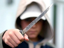 В Волжском 18-летний парень пырнул ножом 35-летнего друга