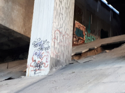  Под Астраханским мостом в Волгограде провалились плиты