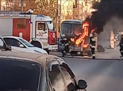 На видео попал загоревшийся на ходу автобус в Волжском