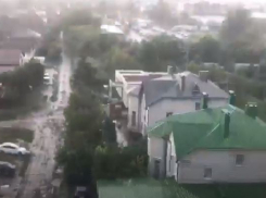 Сильнейший гром и ливень в Волгограде попали на видео