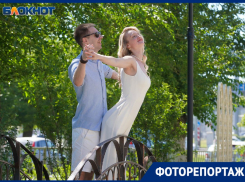 Невесты в брюках и женихи в шортиках: кто женился в День семьи в Волгограде