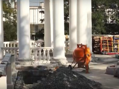 Вялотекущий ремонт волгоградской ротонды и лестницы сняли на видео