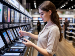 Пирушка с пенсионером толкнула 22-летнюю на криминальный шопинг в Волгограде