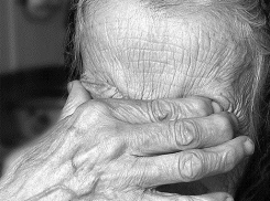 88-летняя волгоградка отдала мошенникам почти полмиллиона для «спасения» племянника