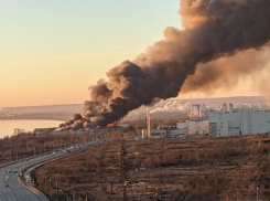 Горит более 6 часов: страшный пожар на юге Волгограда попал на видео