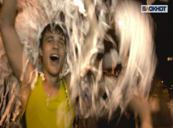 На Дне молодежи в Волгограде толпу забросали бумагой под треки Paper Man