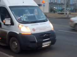 Дед Мороз решил подработать маршрутчиком в Волгограде 