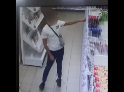 Ворующий шампунь волгоградец в трико попал на камеры видеонаблюдения