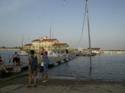 Паром с автомобилями сел на мель на Волгоградском водохранилище