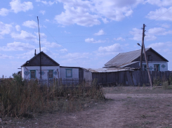  Жителей поселка Маяк Октября с внуками выселяют из домов