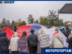 Под ноябрьским снегопадом волгоградцы развернули огромный триколор