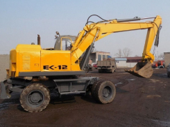 Экскаватор опрокинулся в кювет на трассе в Волгоградской области: двое в больнице