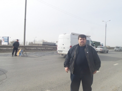 Чиновник в Волгограде пробил колесо своего авто: дорогу экстренно ремонтируют