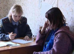 В Камышинском районе нерадивую мать, бросившую двоих детей, искали всем селом