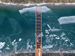 Надвижку пролетов нового моста над Волго-Донским каналом сняли на видео с высоты 