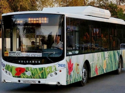 Водители автобусов №77 и 95 устроили гонки на скользкой дороге в Волгограде