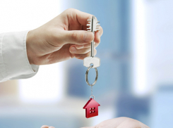 В Волгограде прокуратура обязала обеспечить сироту временным жильем