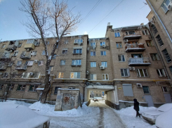 В центре Волгограда огромные сосульки угрожают жизням малышей детсада