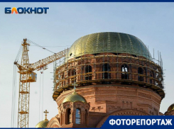 Храм Александра Невского с наполовину собранным куполом в объективе волгоградского фотографа