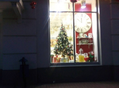 В Волгограде магазины начали украшать витрины к Новому году
