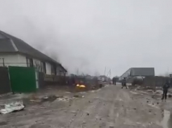 Упавшие с неба неизвестные обломки повредили два дома на севере Волгоградской области