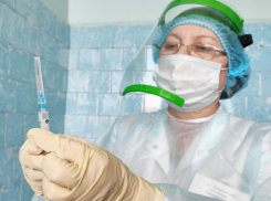 Появление новых прививочных центров и введение ковидных паспортов прокомментировал волгоградский облздрав